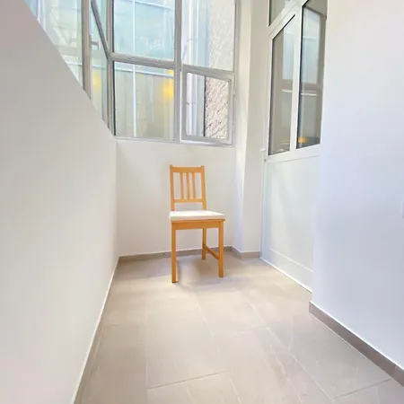 Apartment Center Salon-style Free Parking *