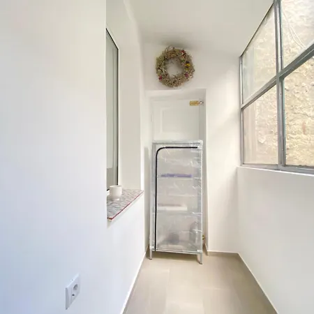 Apartment Center Salon-style Free Parking *