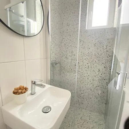 Center Salon-style Free Parking *