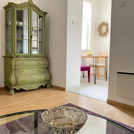 Center Salon-style Free Parking Apartment *