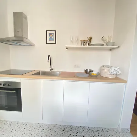 Center Salon-style Free Parking