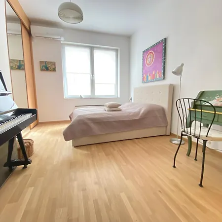 Apartment Center Salon-style Free Parking