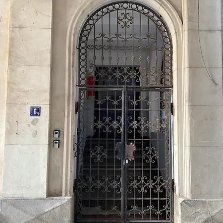 Center Salon-style Free Parking Apartment